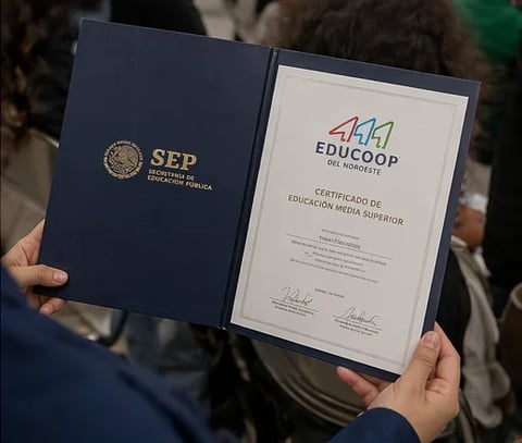 Persona sosteniendo carpeta de certificado con logo SEP y diploma EDUCOOP