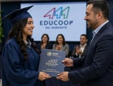 Graduado recibiendo diploma de hombre de traje en ceremonia EDUCOOP